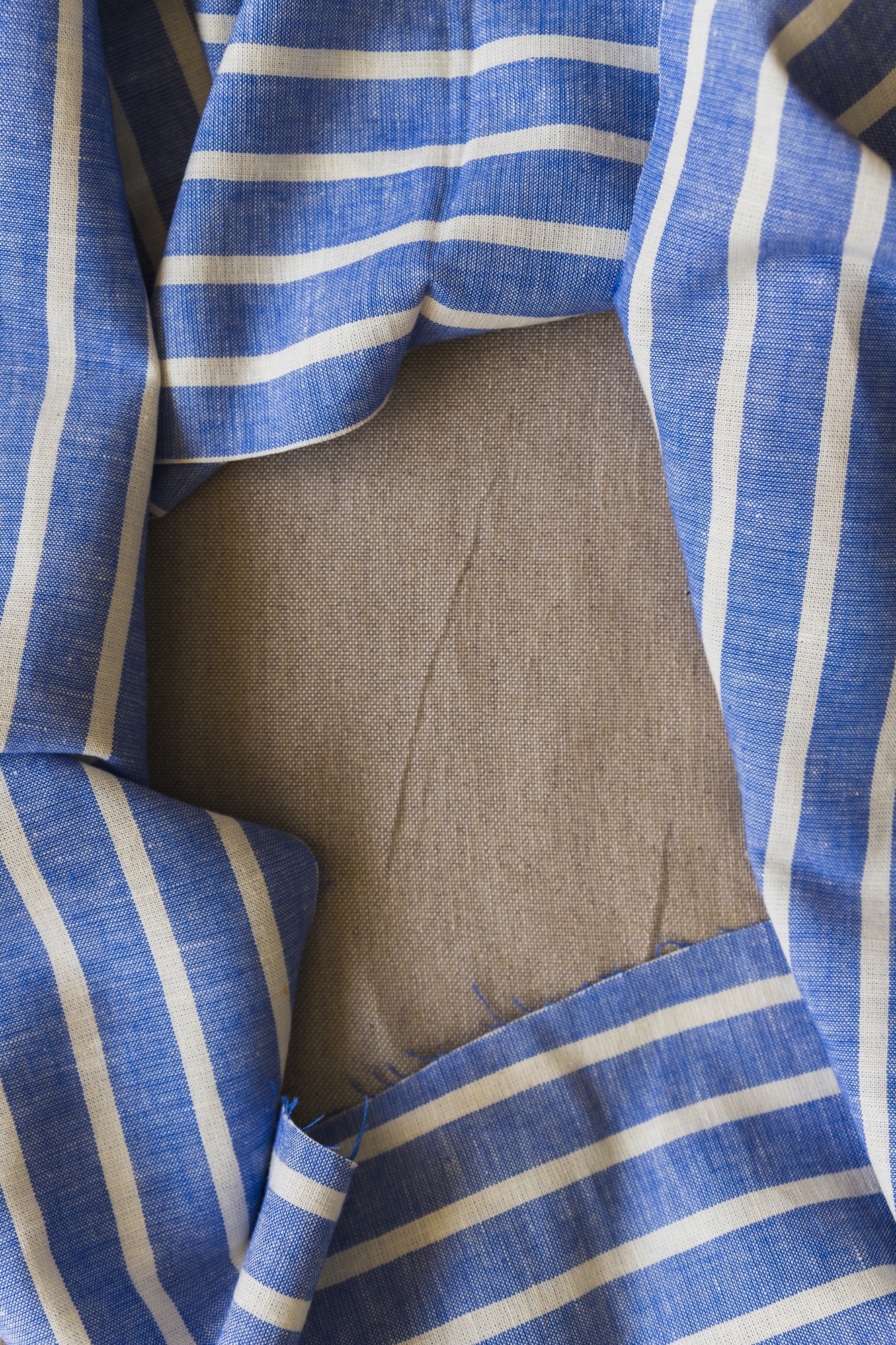 Blau-weiss gestreifter Stoff