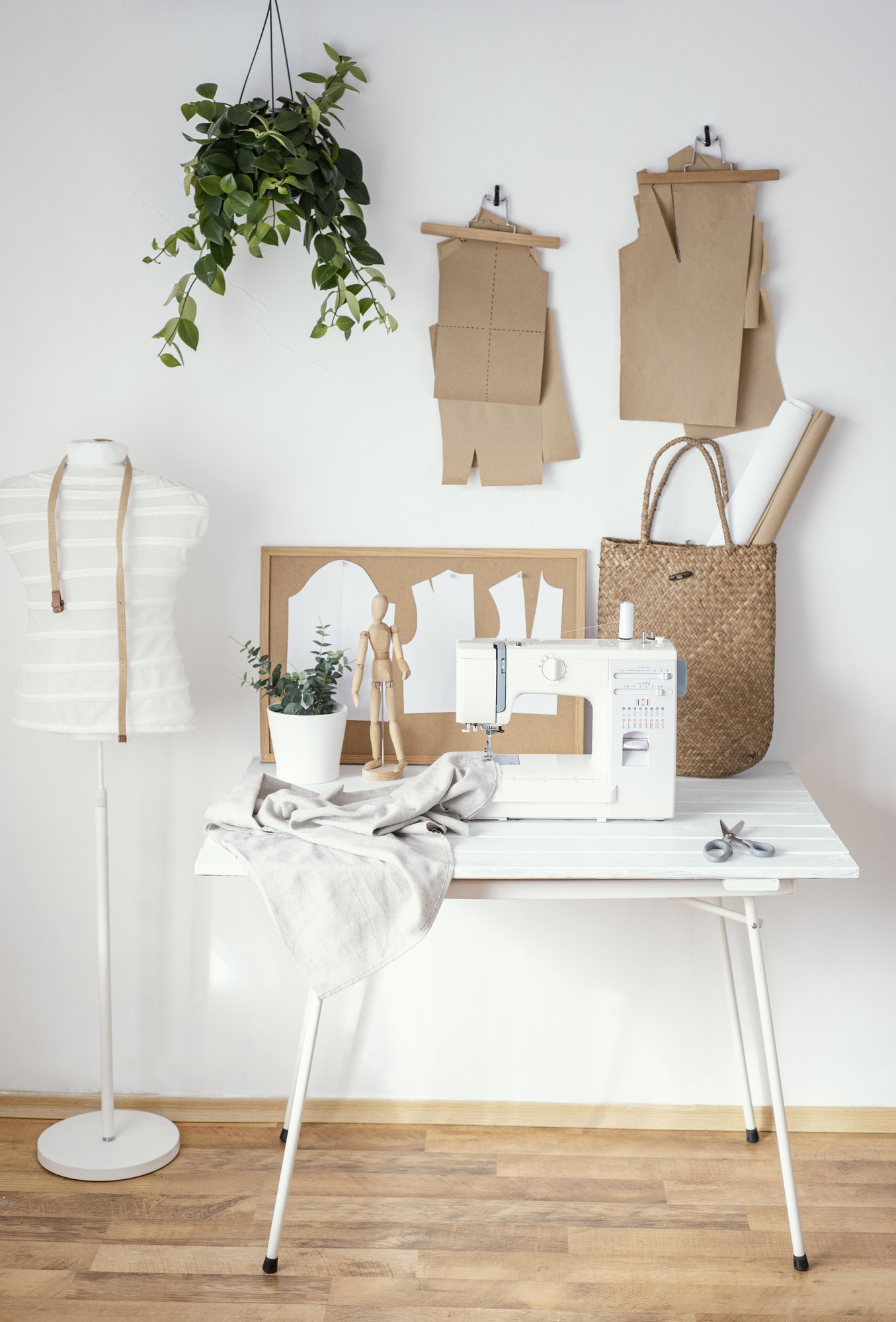 Nähmaschine an einem Arbeitstisch im Atelier